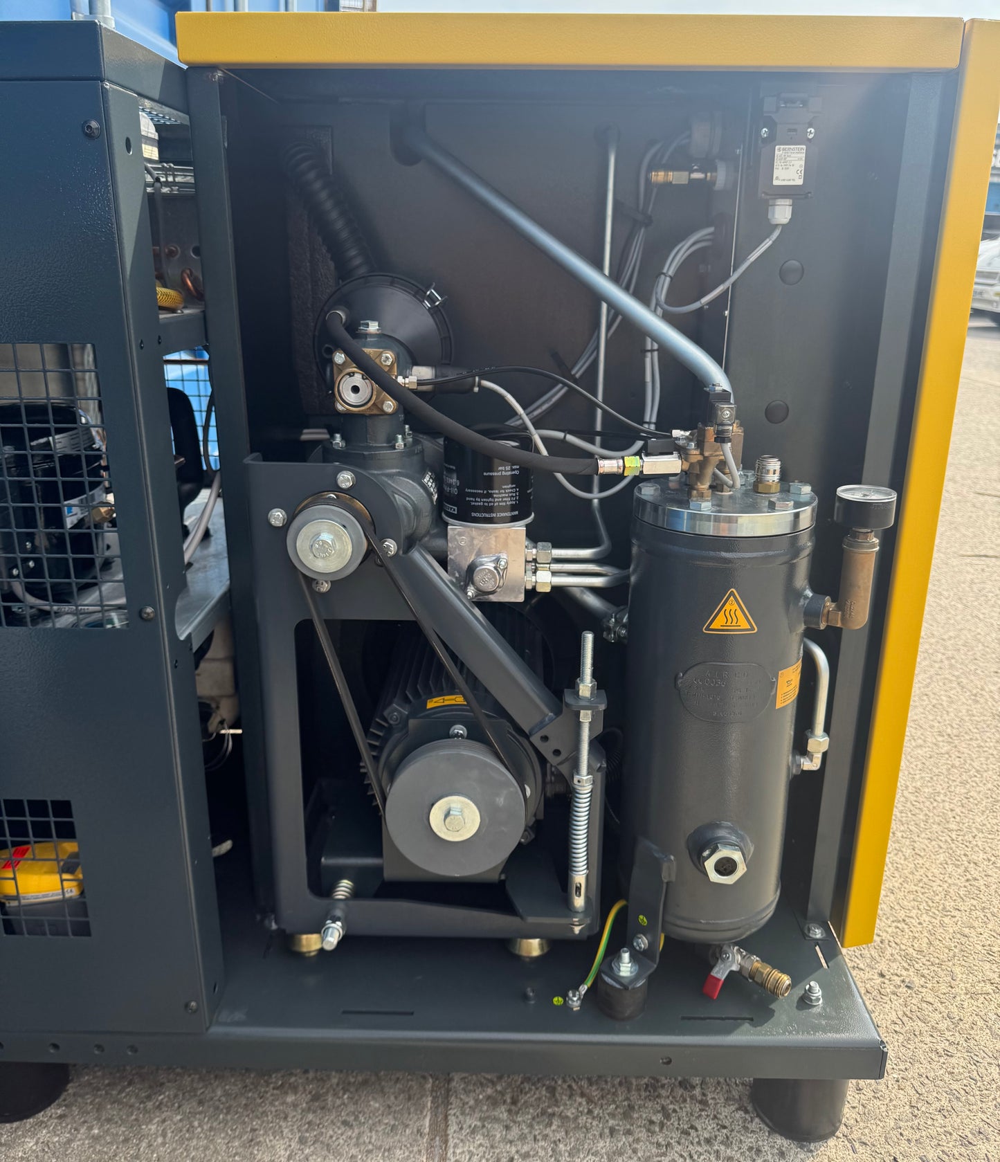 HPC / Kaeser SM12T Floor Mounted Rotary Screw Compressor + Dryer (7.5Kw, 42Cfm)