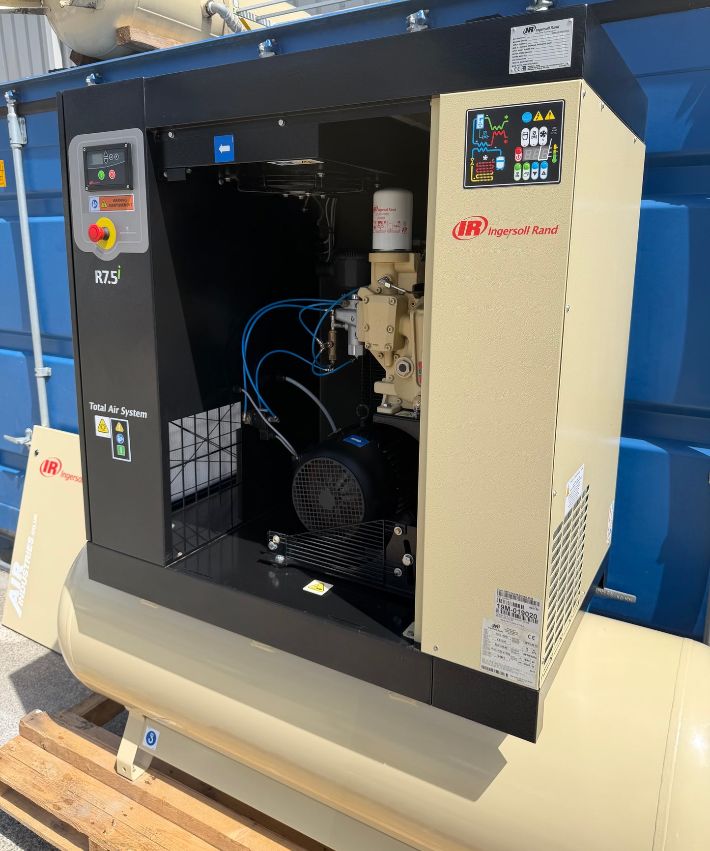 Ingersoll-Rand R7.5i Receiver Mounted Rotary Screw Compressor + Dryer 37Cfm