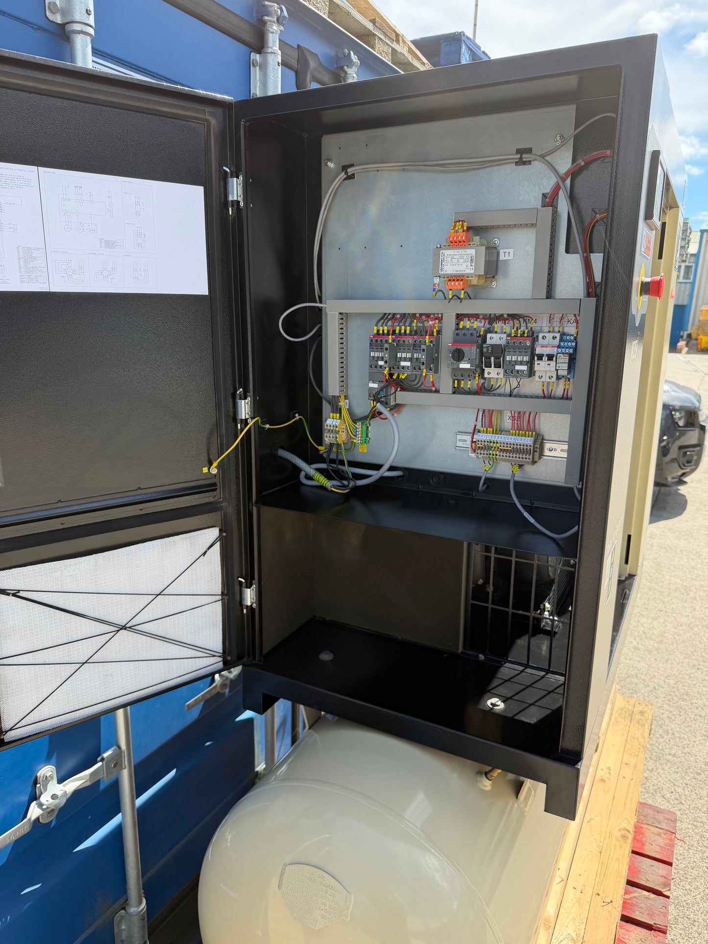 Ingersoll-Rand R7.5i Receiver Mounted Rotary Screw Compressor + Dryer 37Cfm