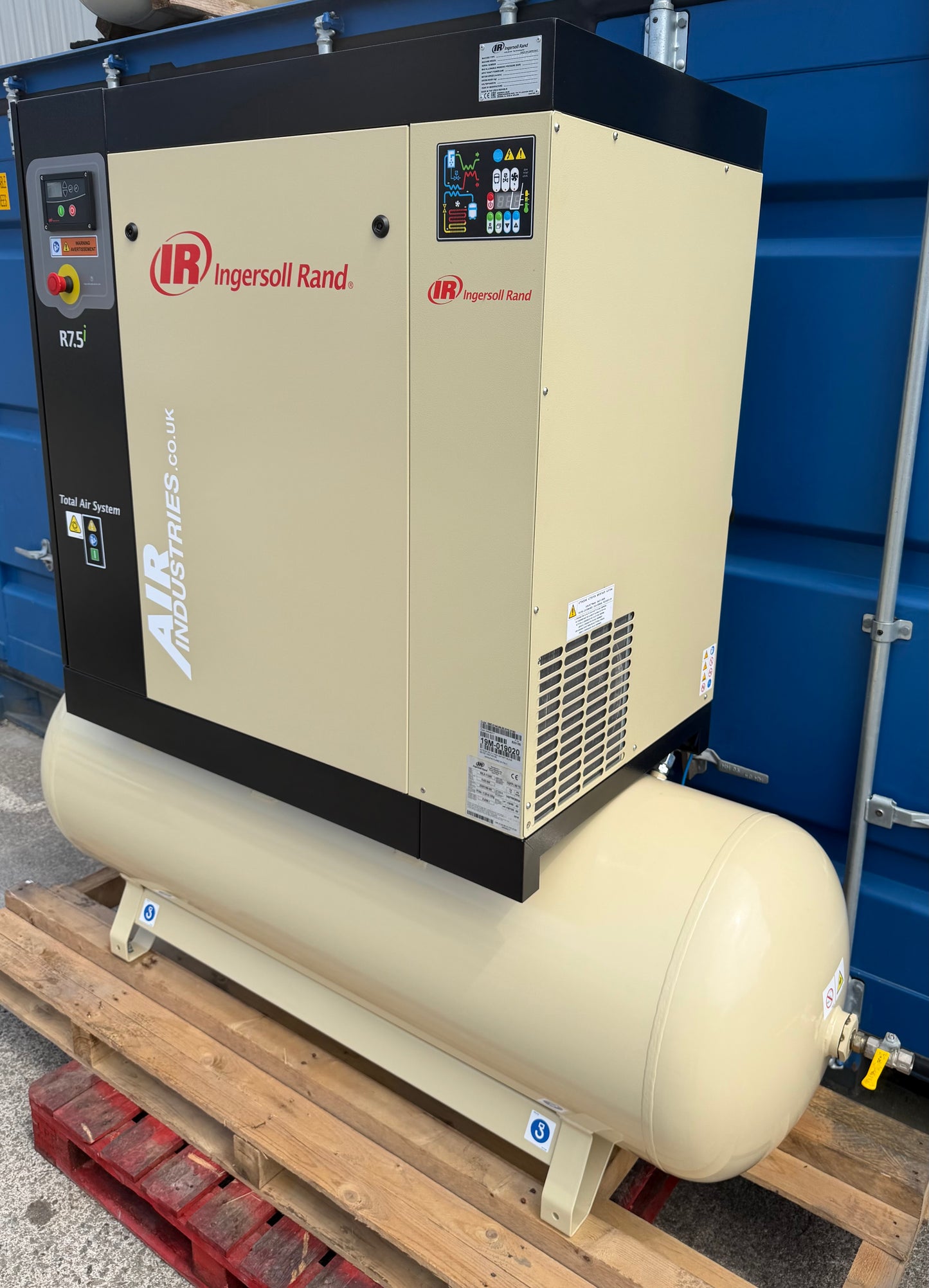 Ingersoll-Rand R7.5i Receiver Mounted Rotary Screw Compressor + Dryer 37Cfm