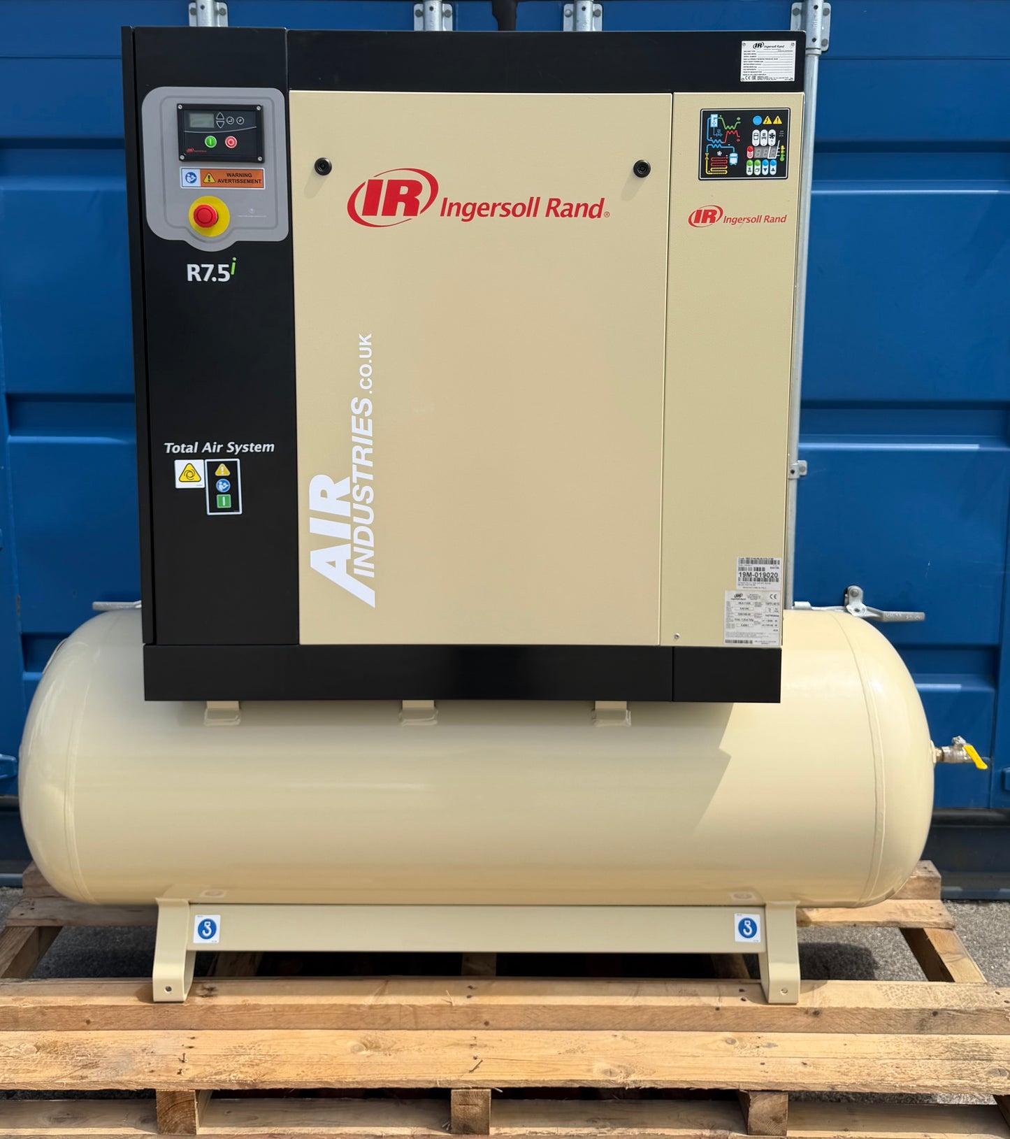 Ingersoll-Rand R7.5i Receiver Mounted Rotary Screw Compressor + Dryer 37Cfm