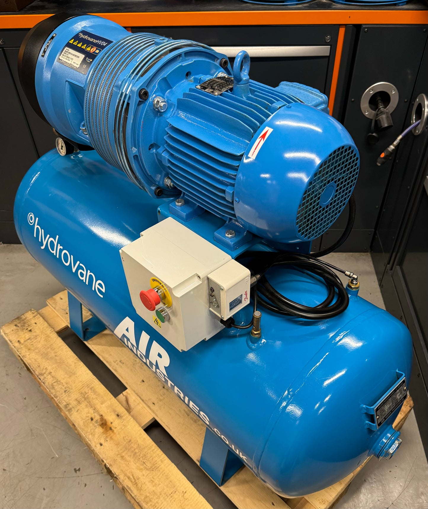 Hydrovane HV04 Receiver Mounted Rotary Vane Compressor (20.1CFM, 4.0Kw)