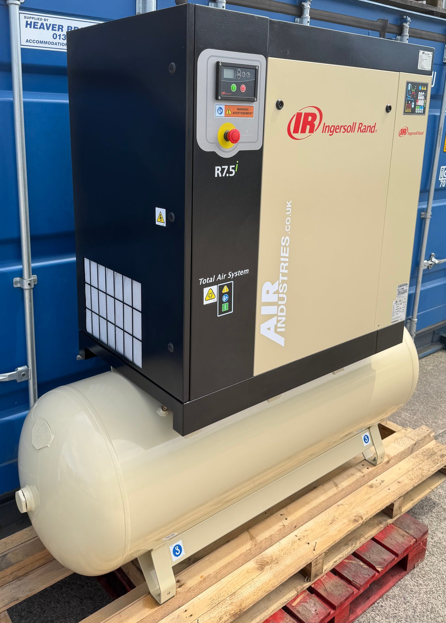 Ingersoll-Rand R7.5i Receiver Mounted Rotary Screw Compressor + Dryer 37Cfm