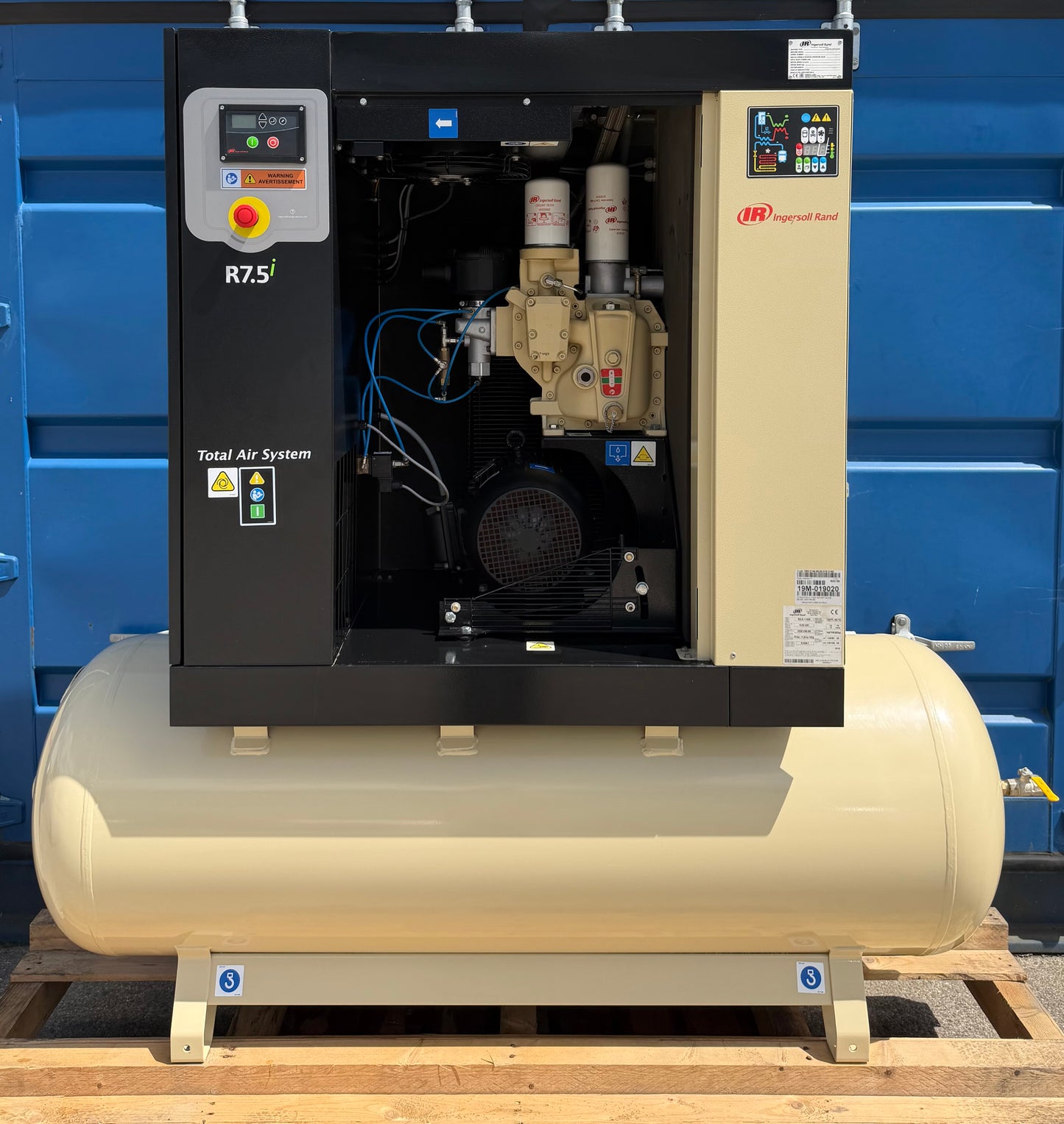 Ingersoll-Rand R7.5i Receiver Mounted Rotary Screw Compressor + Dryer 37Cfm
