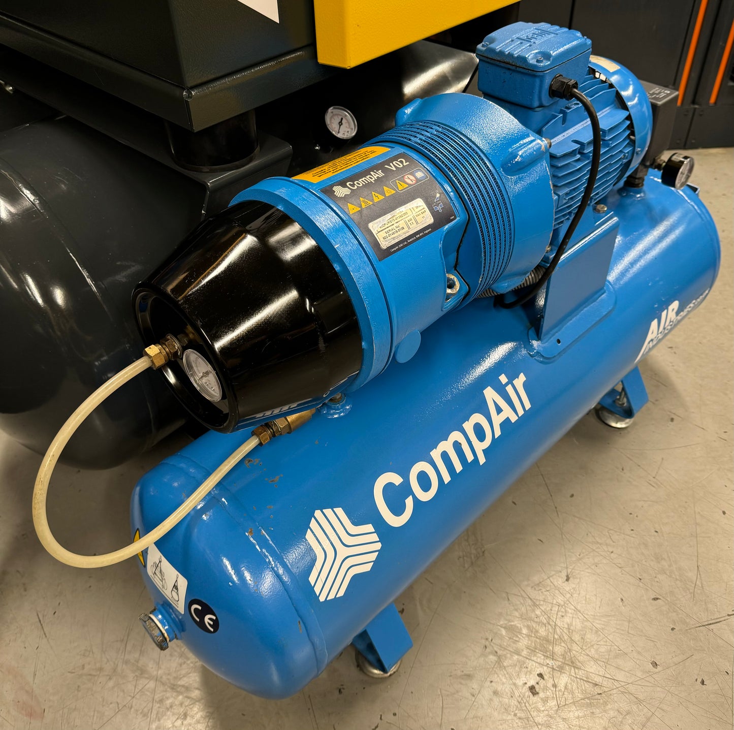 Hydrovane HV02 Receiver Mounted Rotary Vane Compressor (400v Three Phase)