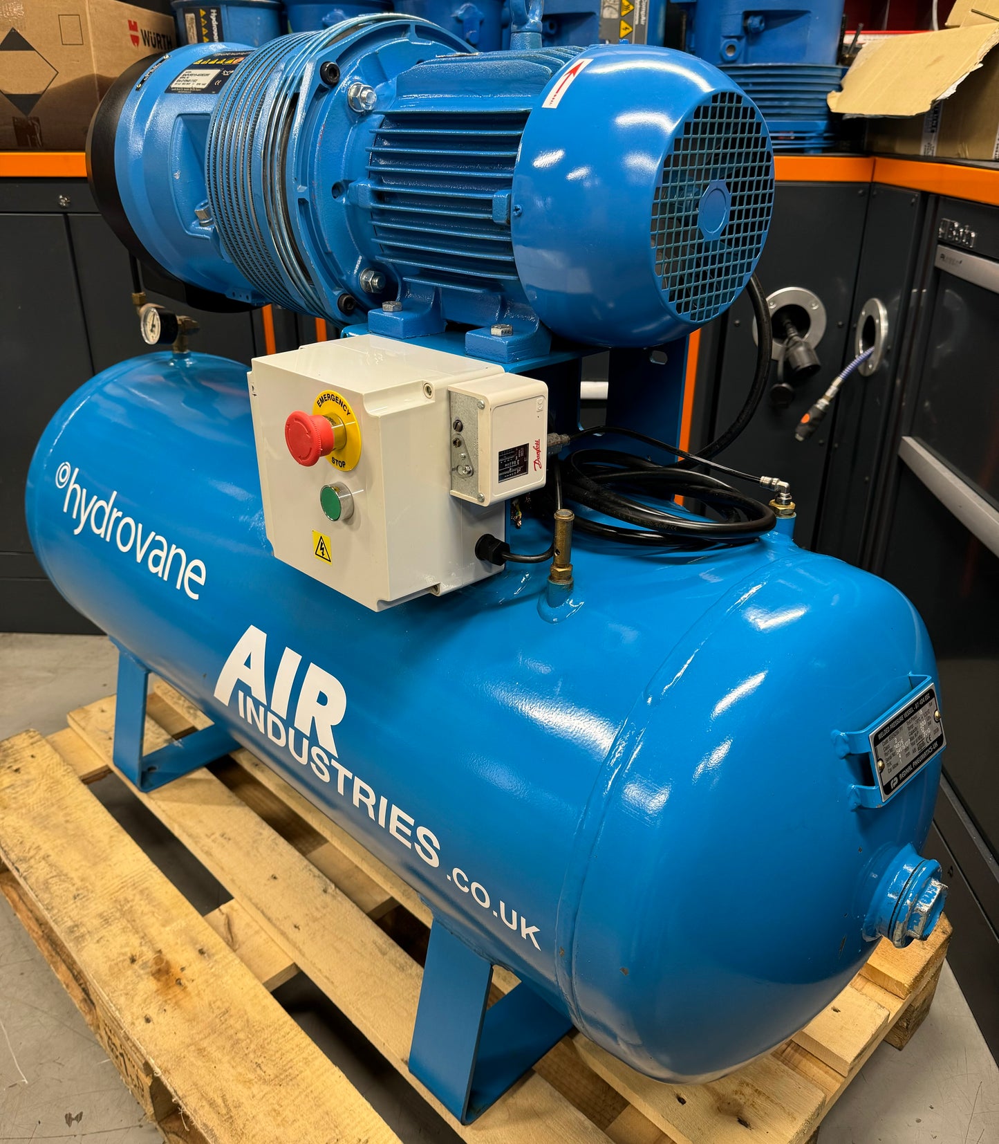 Hydrovane HV04 Receiver Mounted Rotary Vane Compressor (20.1CFM, 4.0Kw)