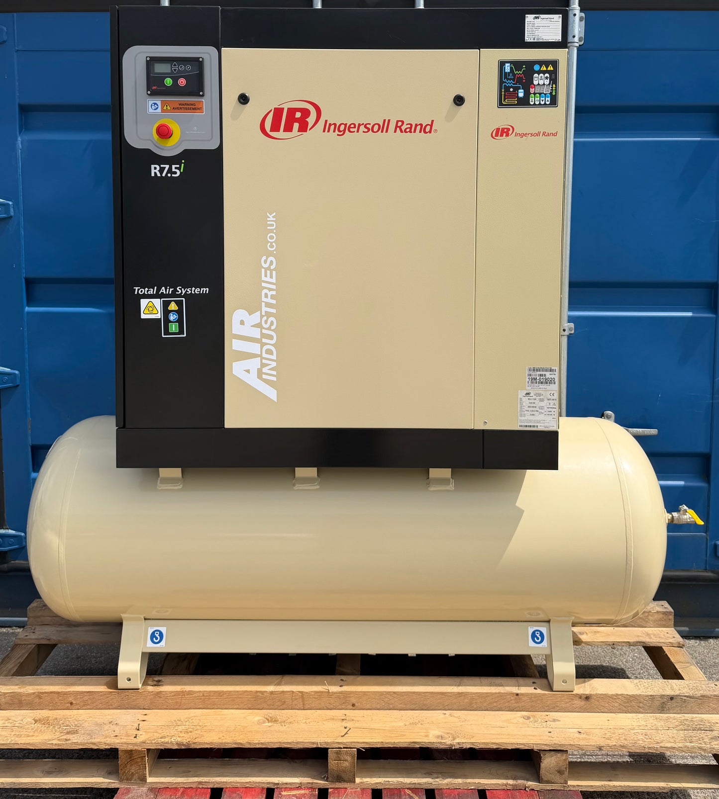 Ingersoll-Rand R7.5i Receiver Mounted Rotary Screw Compressor + Dryer 37Cfm