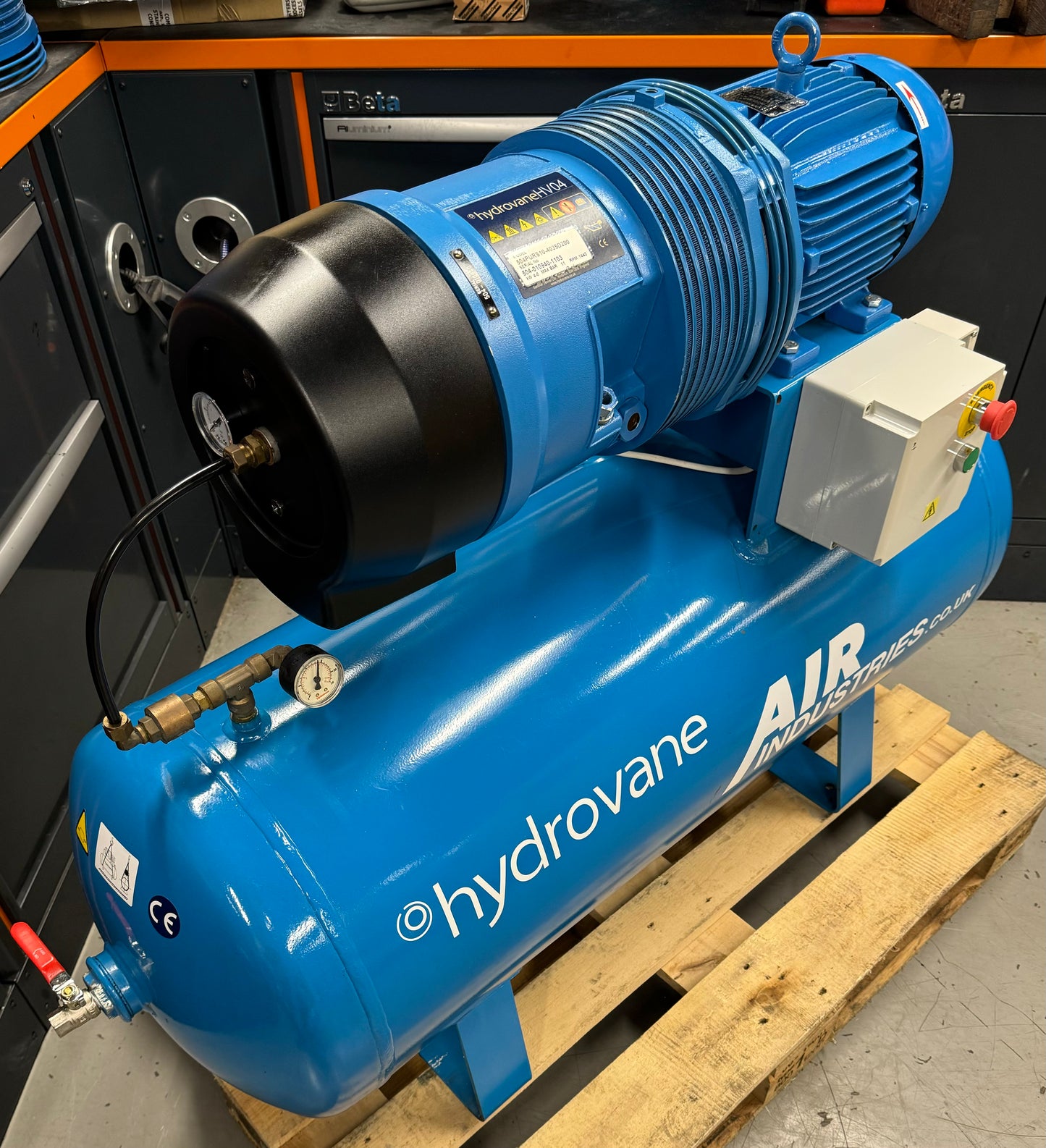 Hydrovane HV04 Receiver Mounted Rotary Vane Compressor (20.1CFM, 4.0Kw)