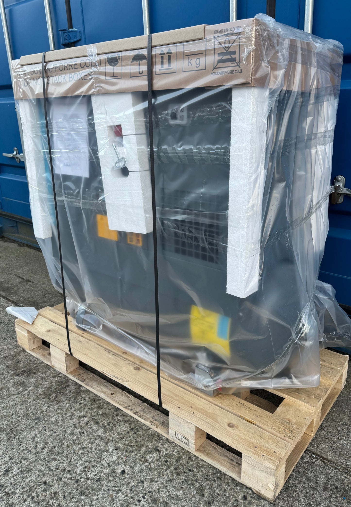 New Atlas Copco G4FF Receiver Mounted Rotary Screw Compressor + Dryer (18.2Cfm)