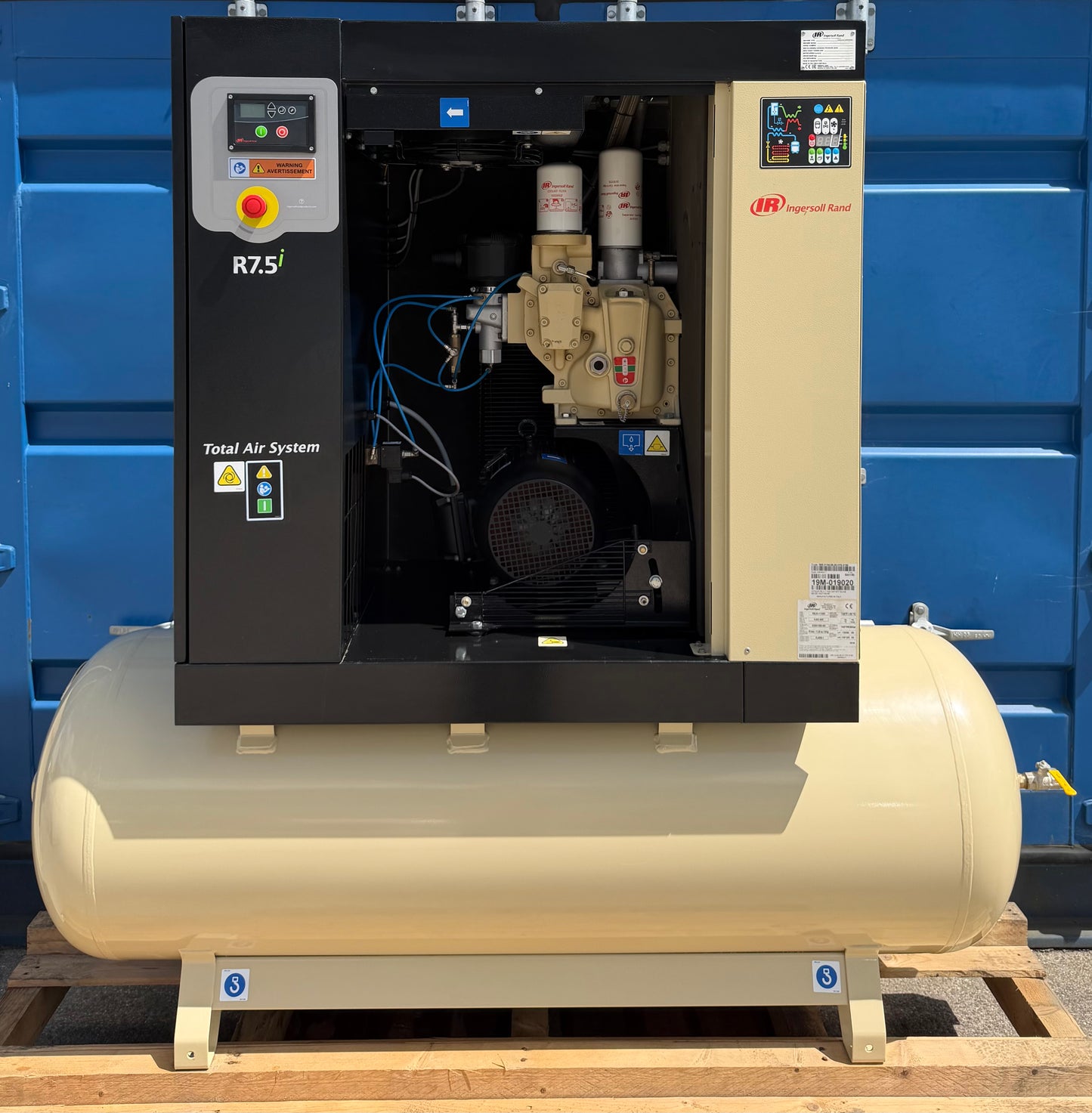 Ingersoll-Rand R7.5i Receiver Mounted Rotary Screw Compressor + Dryer 37Cfm