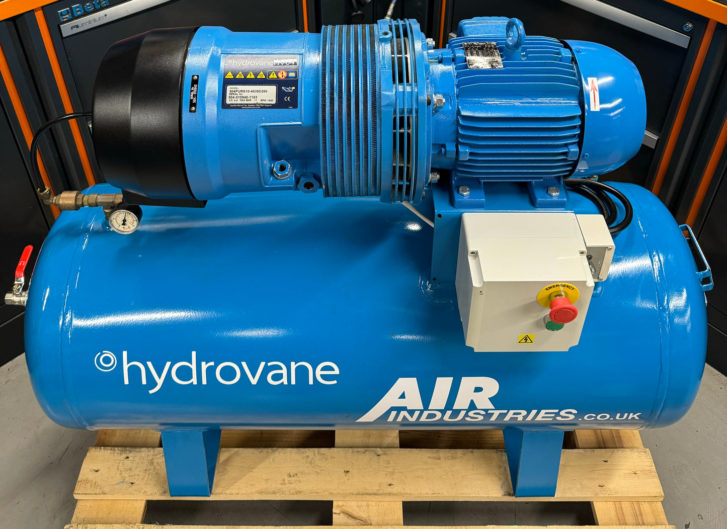 Hydrovane HV04 Receiver Mounted Rotary Vane Compressor (20.1CFM, 4.0Kw)