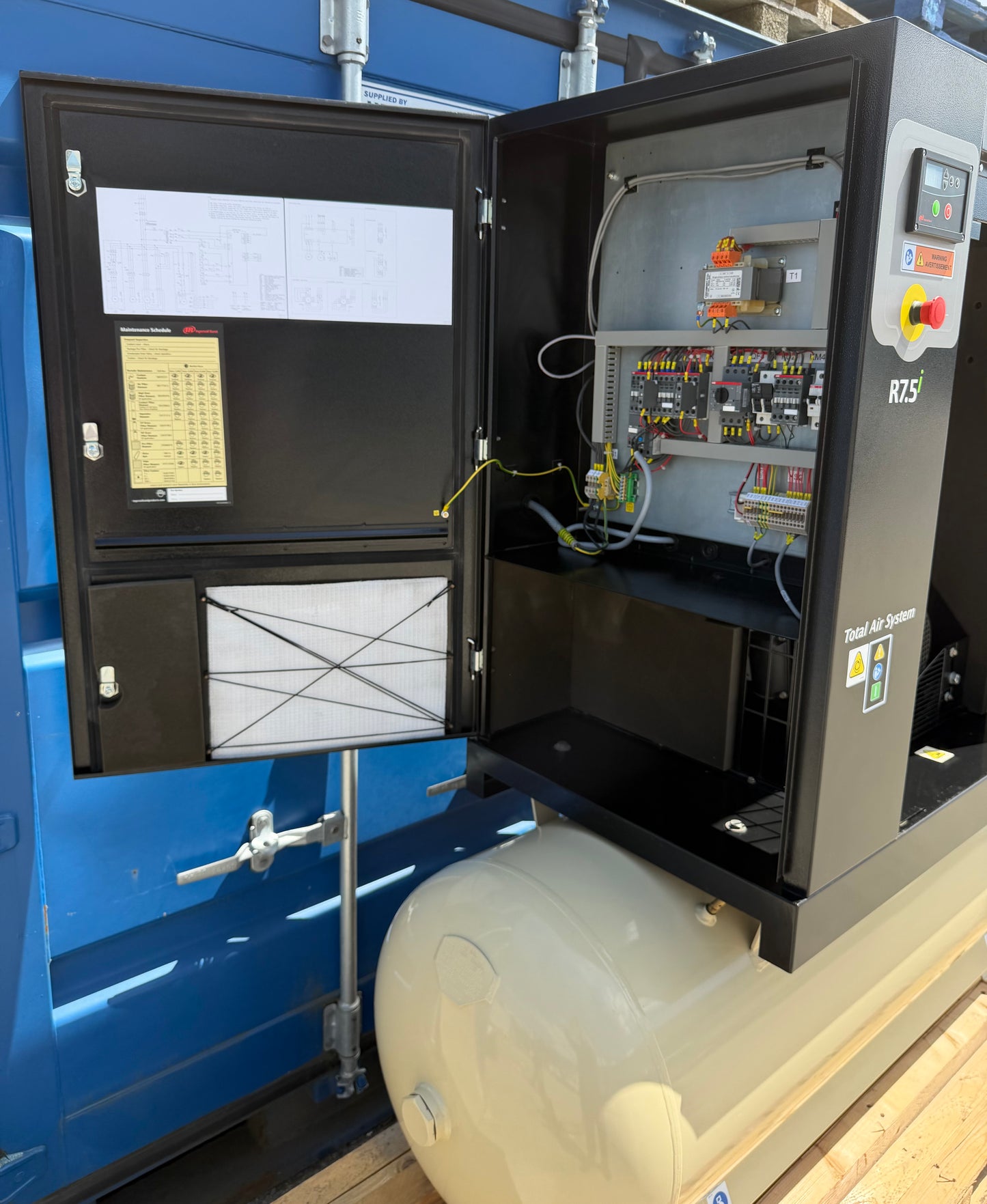 Ingersoll-Rand R7.5i Receiver Mounted Rotary Screw Compressor + Dryer 37Cfm