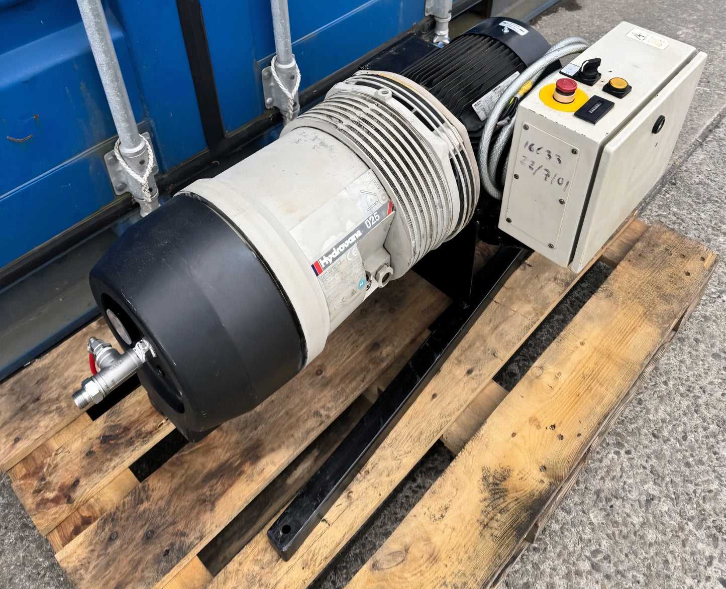 Hydrovane 25 Tripod Mounted Rotary Vane Compressor, 20.1Cfm, 4.0Kw!